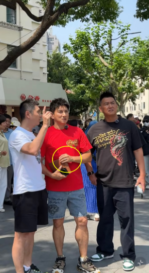 去上海游玩，有幸碰到了54岁的吴奇隆，亲眼所见，他真的不是大家说的那样，实际