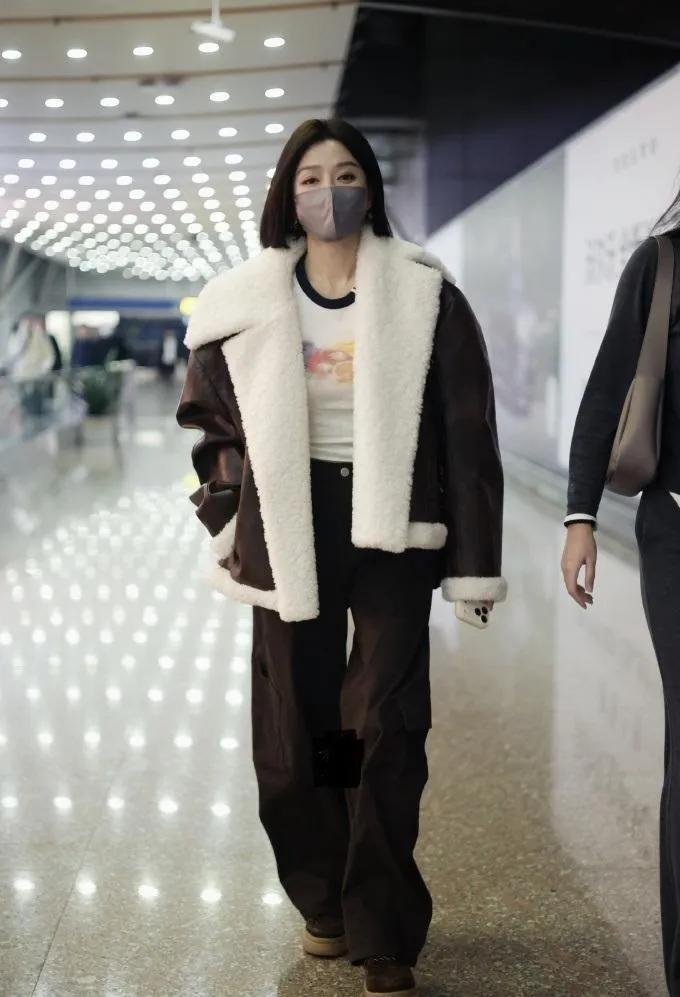 秦岚的皮毛外套穿搭，把保暖和时髦焊在了一起！这件皮毛一体的外套也太好看了吧