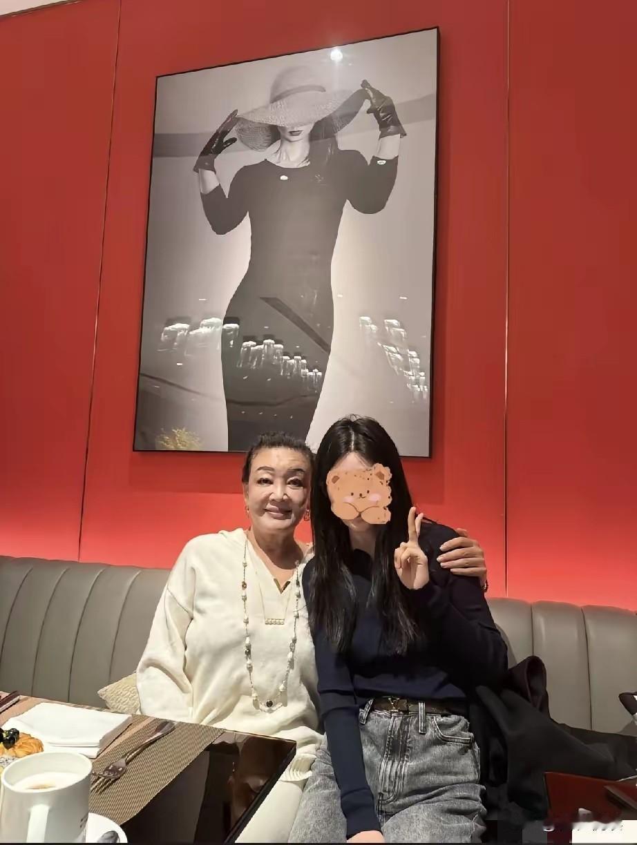 有个问题大家发现了吗那就是把儿媳当闺女的湛兰再也不跟“闺女”同框秀恩爱了