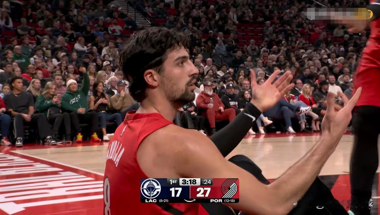 开拓者当家球星阿夫迪亚真是大杀四方！在今天开拓者主场迎战快船的首节比赛中，阿夫迪