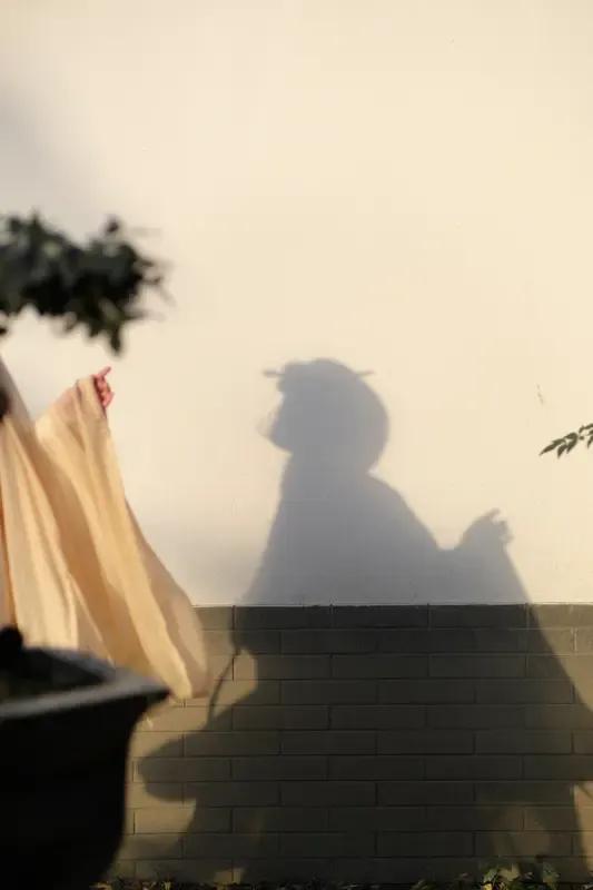 真心佩服敢于硬刚校长的张老师。张老师正在上课，校长巡班发现他们班的学生睡倒一片