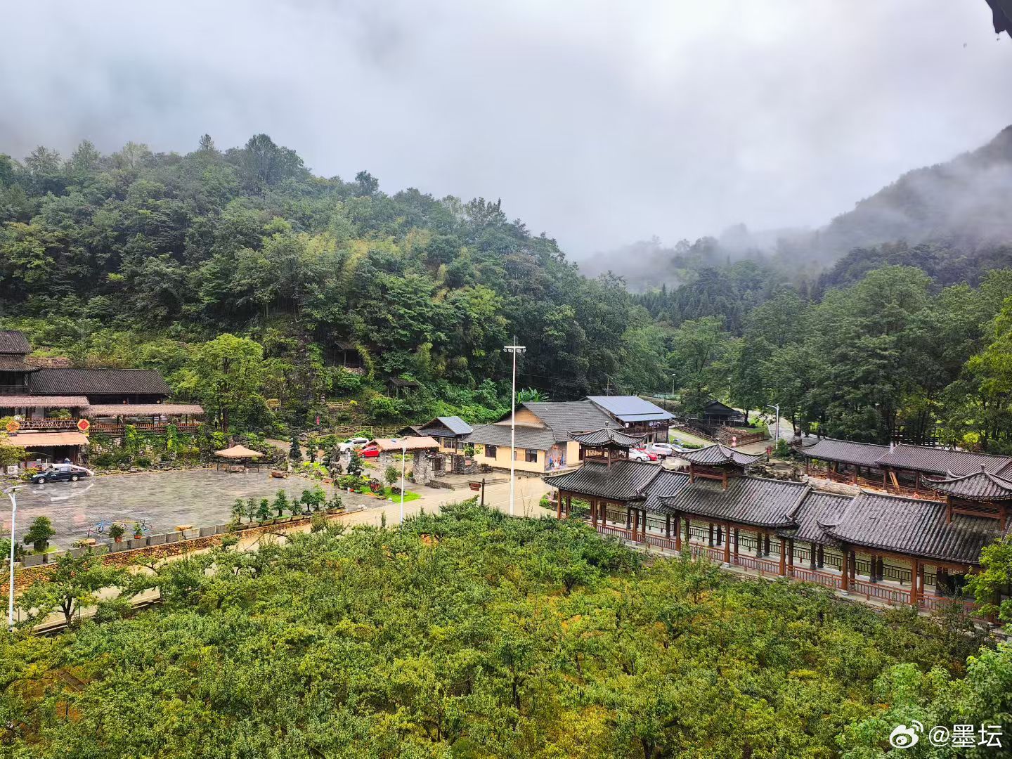 毛主席心情欠佳时，去滴水洞小住数日，现代人讨厌城市喧哗时，可以去深山探幽，去老区