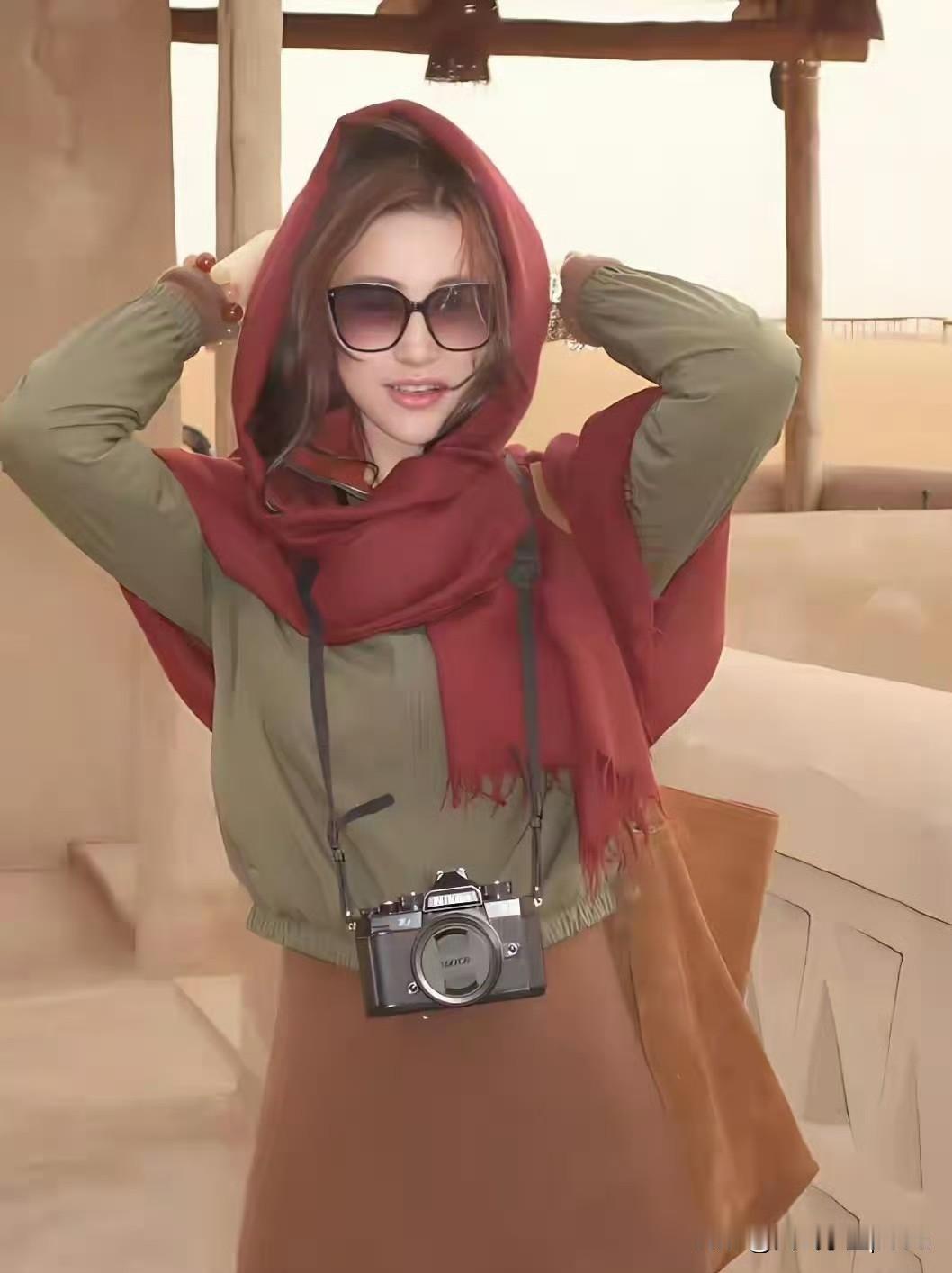 朱珠这身旅行穿搭真的太绝了！围巾一裹瞬间贵气，夹克又添了几分随性，配上修身飘逸