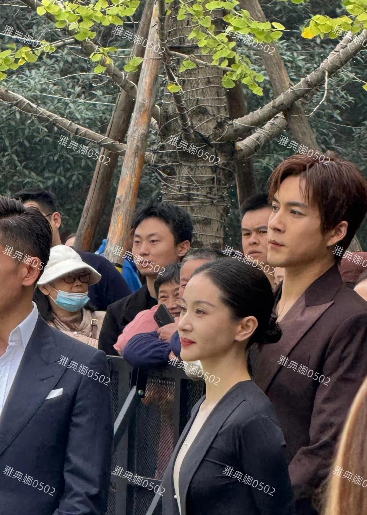 在成都太古里偶遇王子文和韩东君，真的被这身高差惊到了！王子文一身黑色深V长