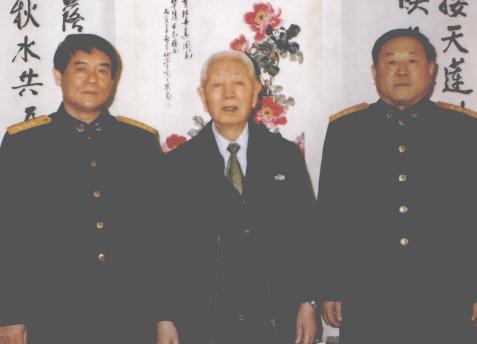 刘华清旁边的两位将军是谁？左边是当时的海军司令员张定发，上海吴淞人。中学毕业后，