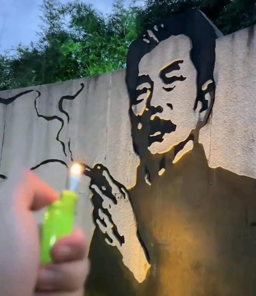“不会因为一个人的投诉而盲目更换”。鲁迅先生生前绝对想不到，他死后几十年，竟
