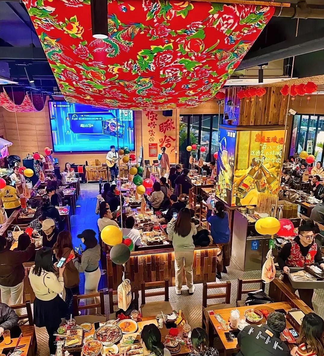 东北人为什么这么有趣？一次在餐厅吃饭，正吃着，服务员失手把一摞盘子摔在地上，