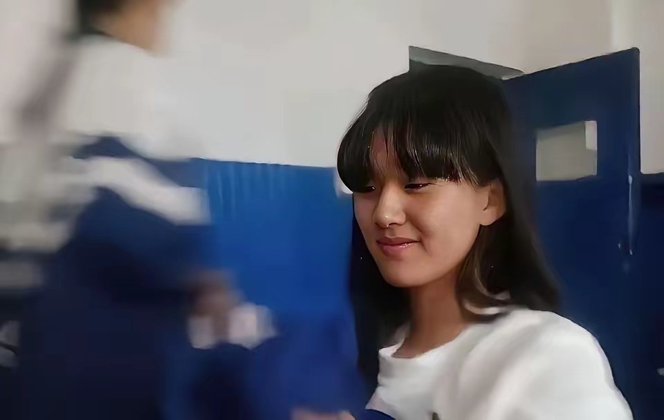 赵露思中学时期学生照流出那时就能看出绝美的模样了！