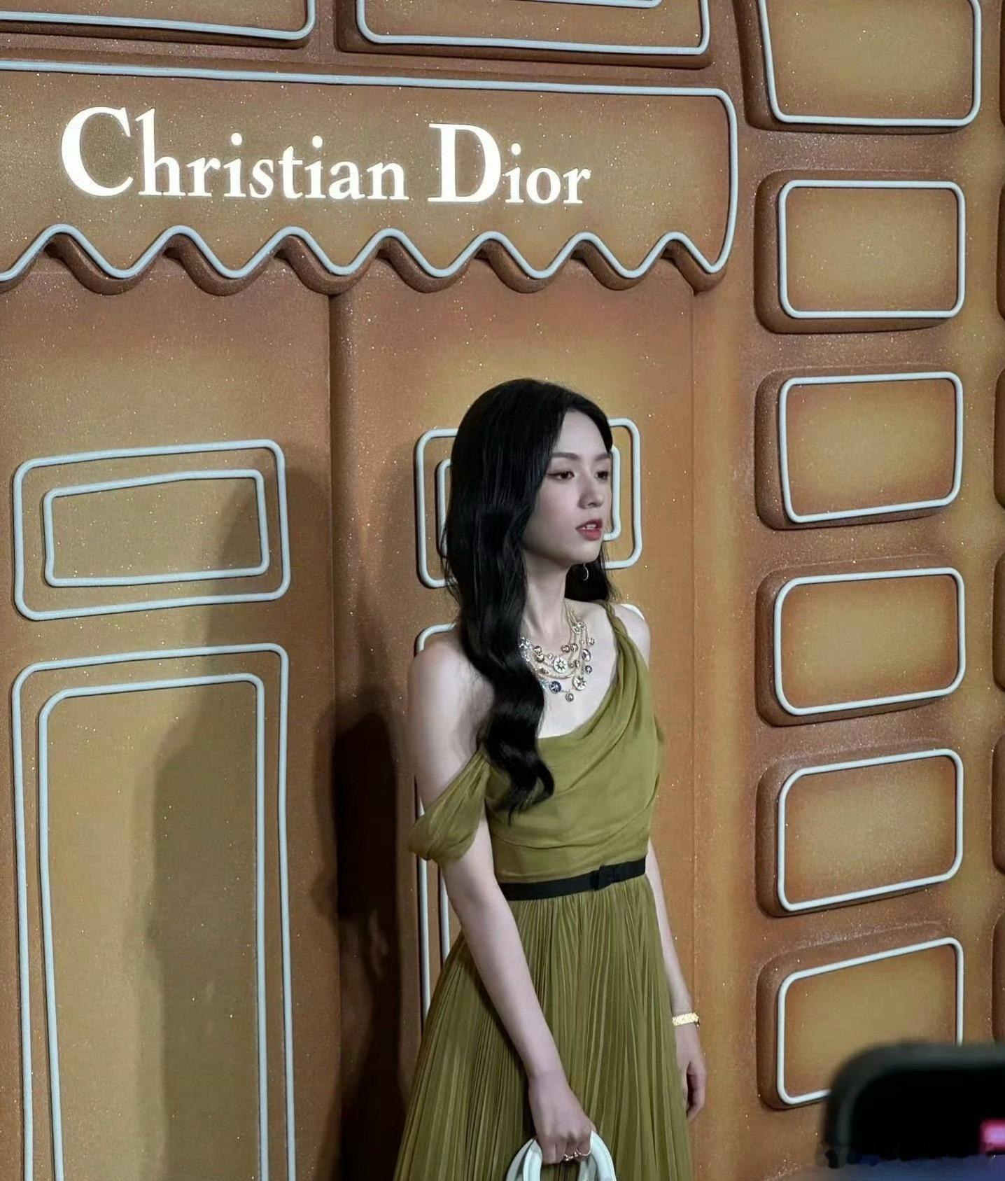 郭宇欣、周也撞衫🦅礼服谁驾驭的更好