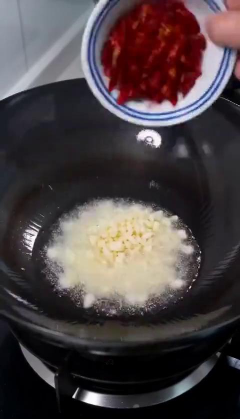·土豆先切薄片，再改刀成丝，要粗细均匀才好看。·泡水去淀粉，焯水十秒。·爆香