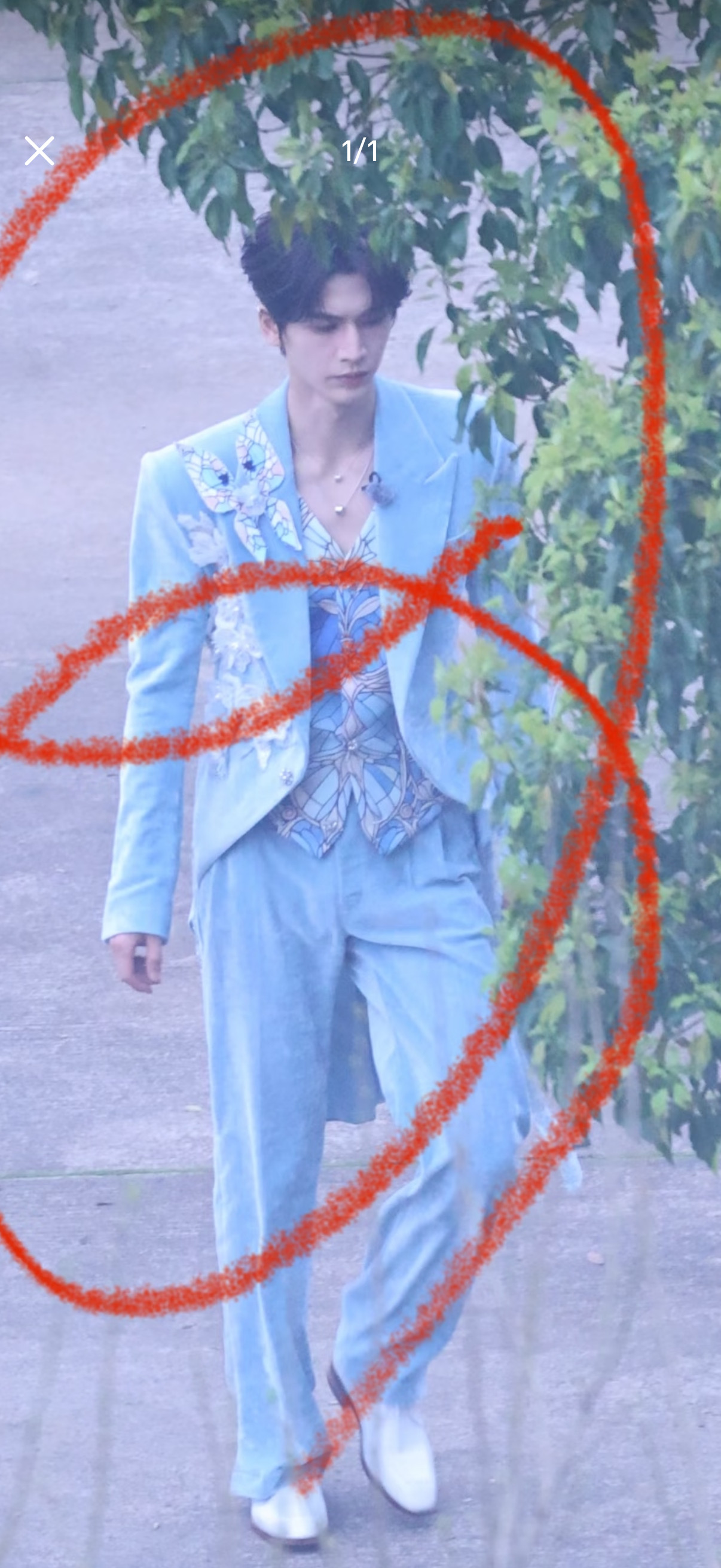 真适合蓝色这一套啊！张凌赫蓝色花蝴蝶燕尾服张凌赫蓝色花蝴蝶造型