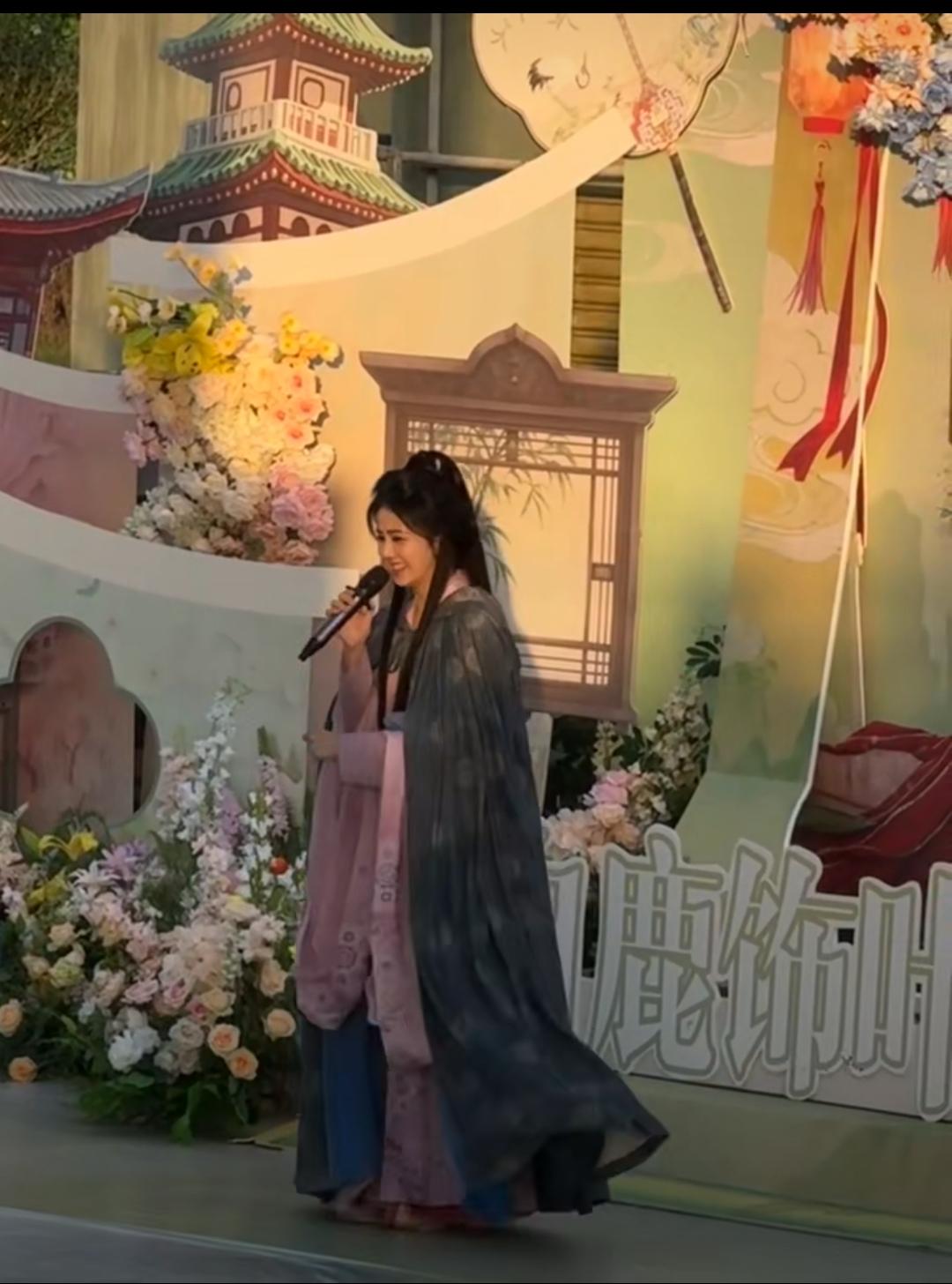 白鹿86斤背后：藏在杀青宴里的八月隐痛镜头前笑着说“杀青快乐”的白鹿，藏着