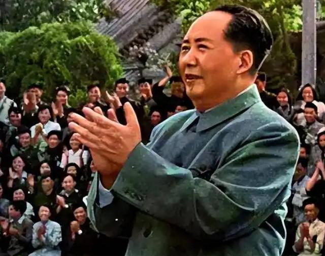 1927年，毛主席被捕后，在押去处死路上，突然对一名团丁说：老哥，我腿疼，伤筋了