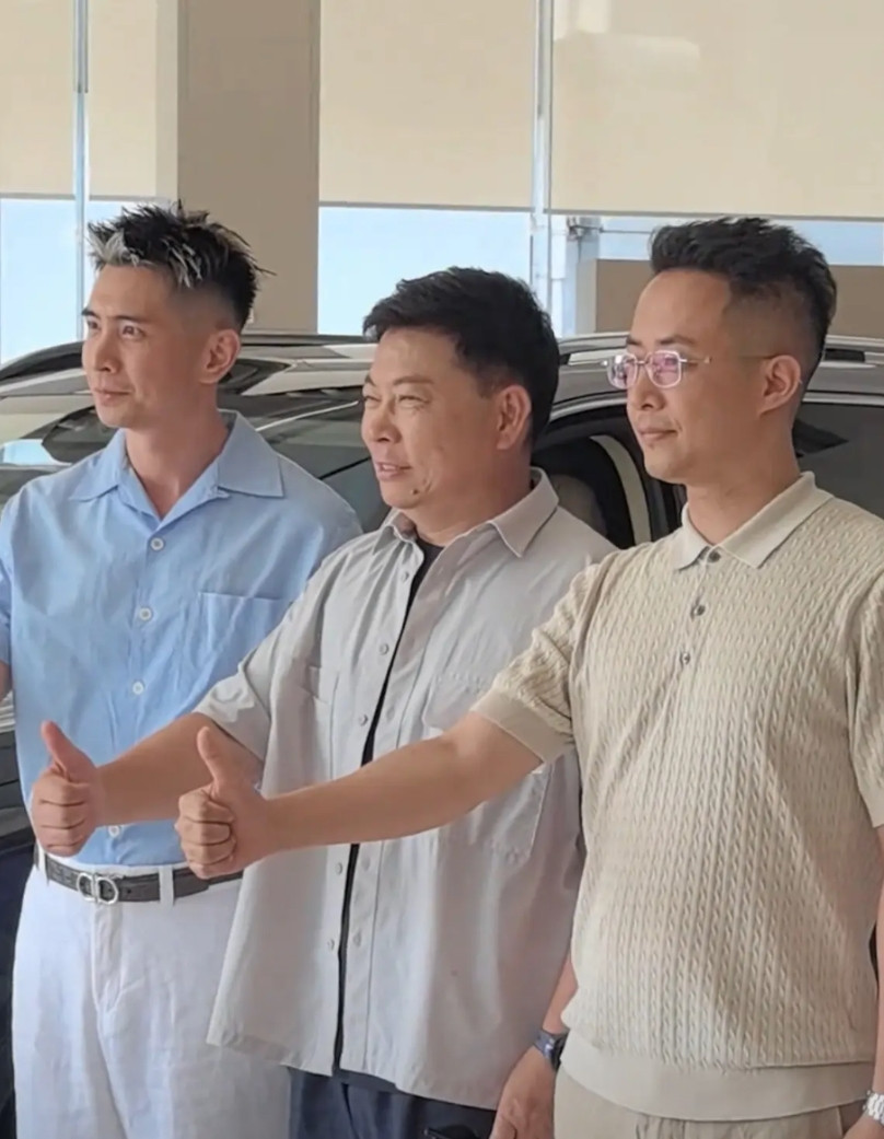 8月18日上午，余承东现身重庆鸿蒙智行4S店指导工作，潇洒帅气、干劲十足。网友：