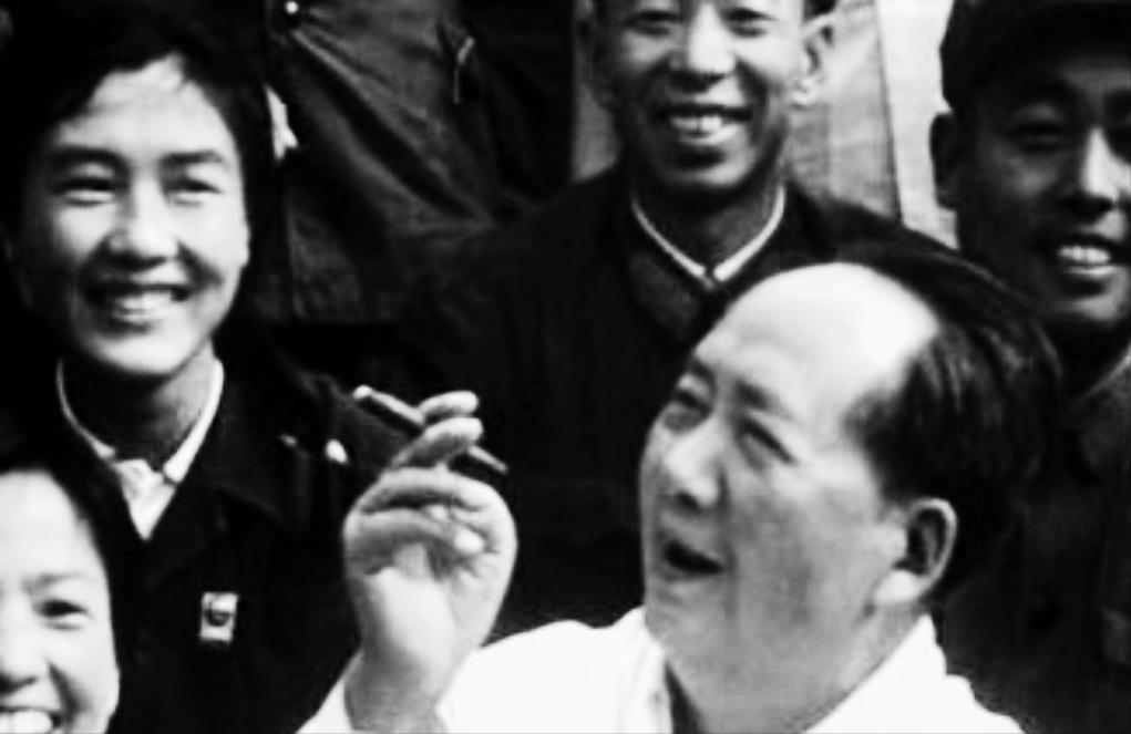毛主席晚年的时候患上了肺病，医生劝他戒烟，但毛主席始终没有戒毛主席确实烟瘾