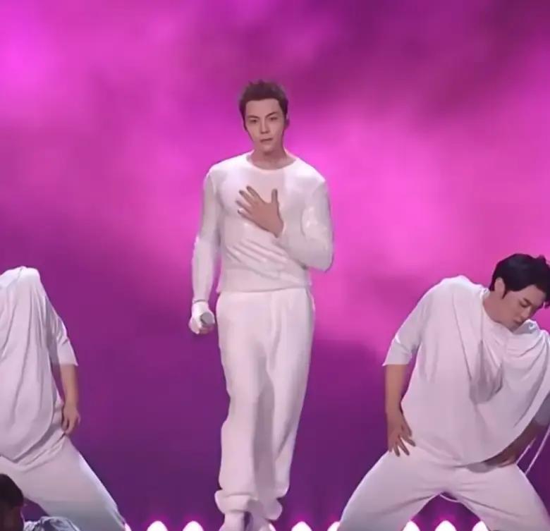 陈伟霆把香奈儿高领衫穿成秋衣？这简直是年度最大误判！我看到的是一个行走的衣架