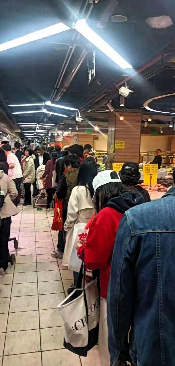 这几天许昌发生了一件挺有意思的事，胖东来隔壁新开的一家超市居然排起了看不见尾巴的