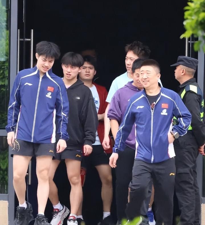 国乒这次提前一天从成都回京，细节里全是小瓜可嗑。原本定好的日程说改就改，明显是集