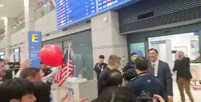韩国总统大选在即，美国观察团“仁川登陆”，民众激动高呼“USA”！当地时间2