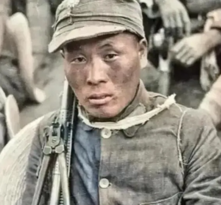 1945年5月，机枪手曾岳峰因伤掉队，独自在山上遇到了100名正在吃饭的日军。他