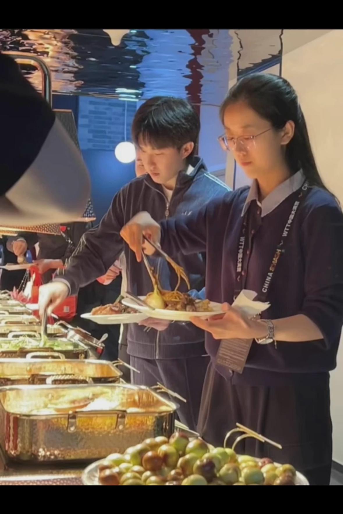 北京大满贯开赛前的晚宴，抽签要爬楼梯，晚上直接安排自助美食，轻车熟路，啥好吃，喜