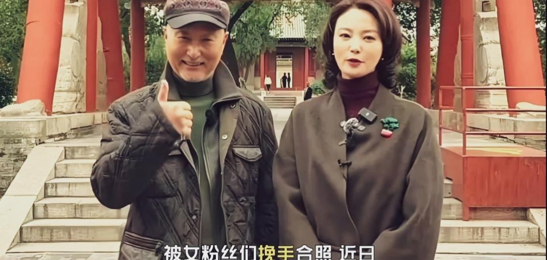 刘芳菲陈佩斯现身山西运城，71岁的陈佩斯头戴帽子，胡子花白，身穿一件老棉袄，低调