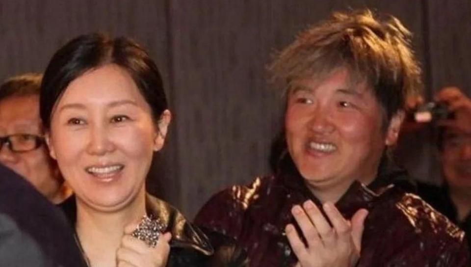 那年，孙楠一意孤行，为了迎娶三婚的潘蔚，他执意和妻子买红妹离婚，买红妹绝望到抑郁