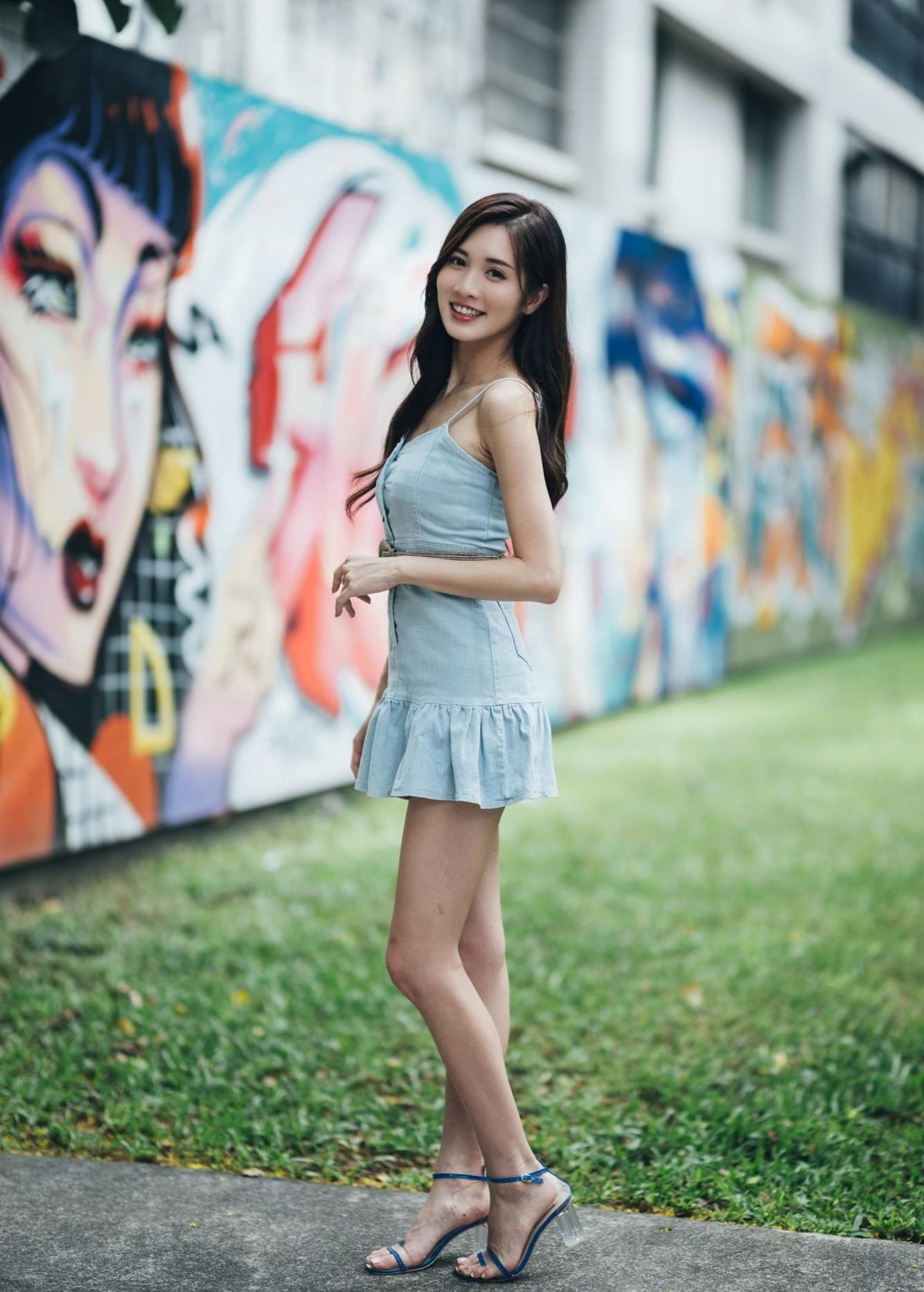 美女复古穿搭，清爽的牛仔吊带裙。