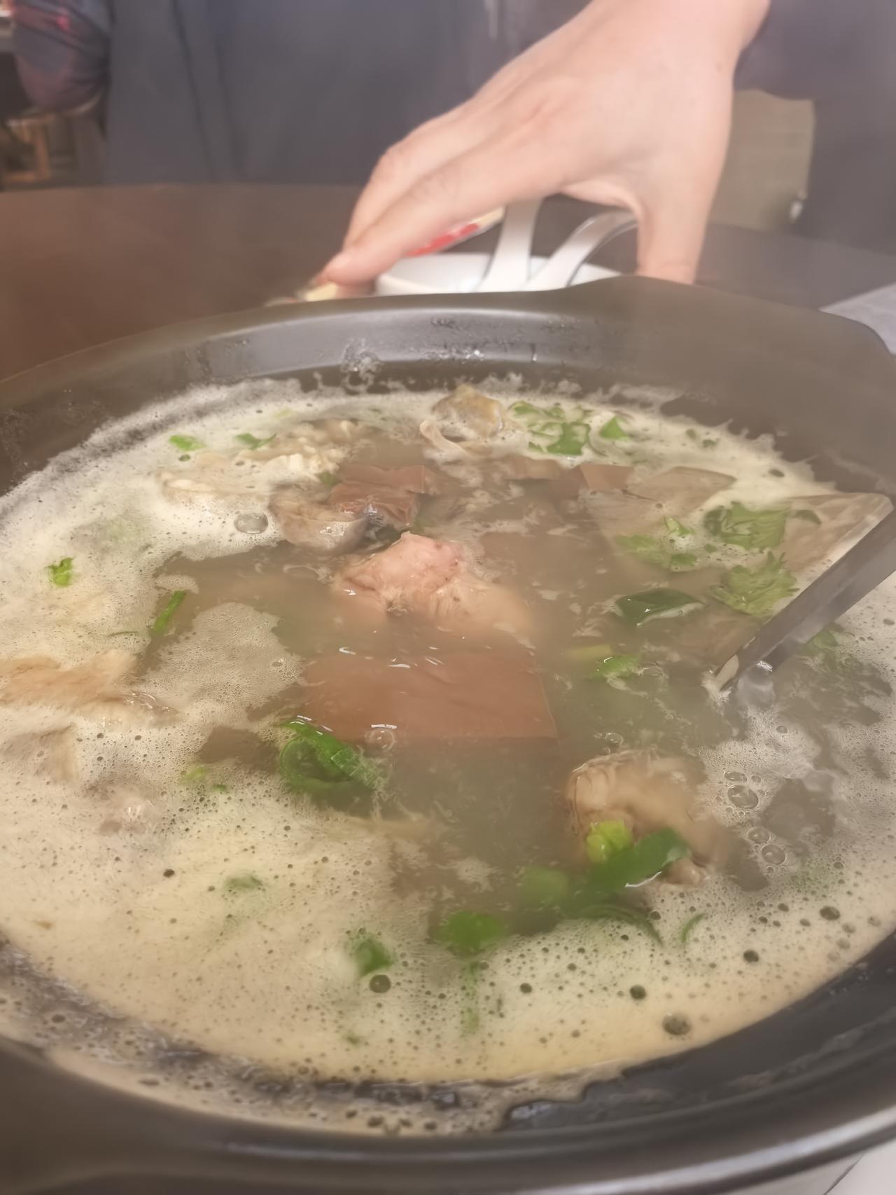 黑龙江断崖式降温了，白天的最高温度是10℃左右。今天和老公开车，看看五花山。开车