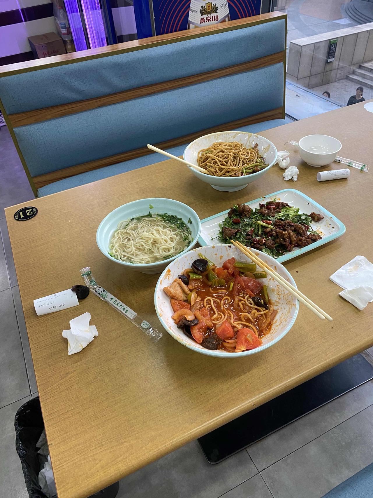 太气人了，今晚加班在外吃饭，邻桌一对年轻情侣浪费离谱，两人点了一碗西红柿鸡蛋面、