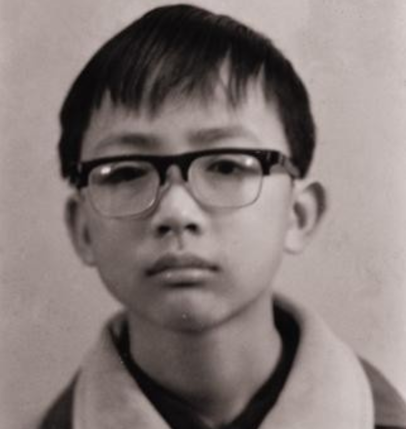 1988年，15岁赖宁因扑救山火牺牲，随后他的故事被收入教材。可是2012年又将