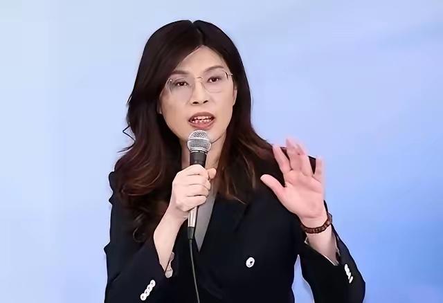 郑丽文现在估计肠子都悔青了。​她给日本熊本地震捐了100万新台币。这笔钱折成人