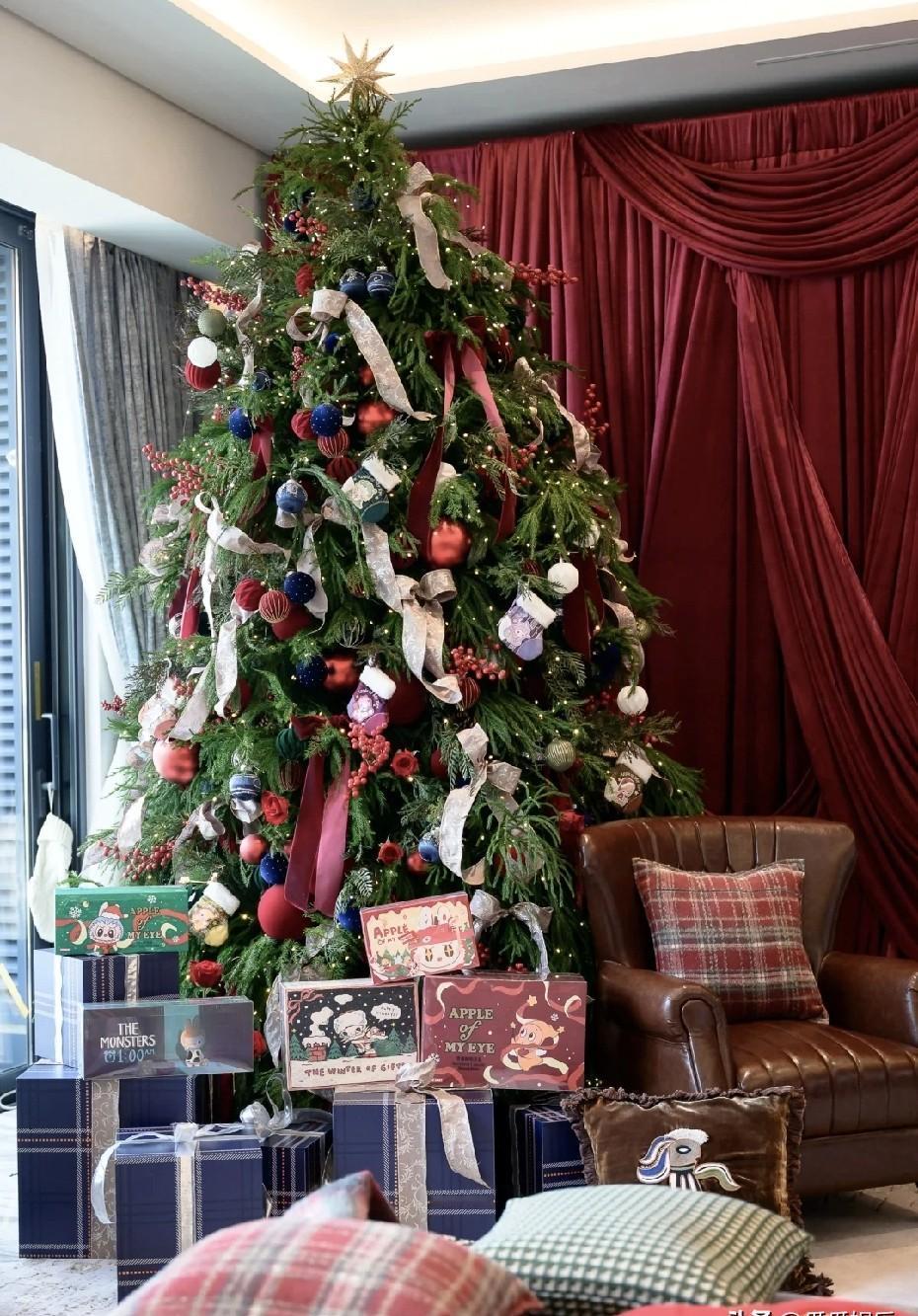 这哪里是姐弟恋？这是豪门婚姻最精明的教科书。当年21岁的哈佛学霸娶28岁的赌