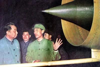 1977年6月，华国锋主席视察沈阳飞机制造厂。
