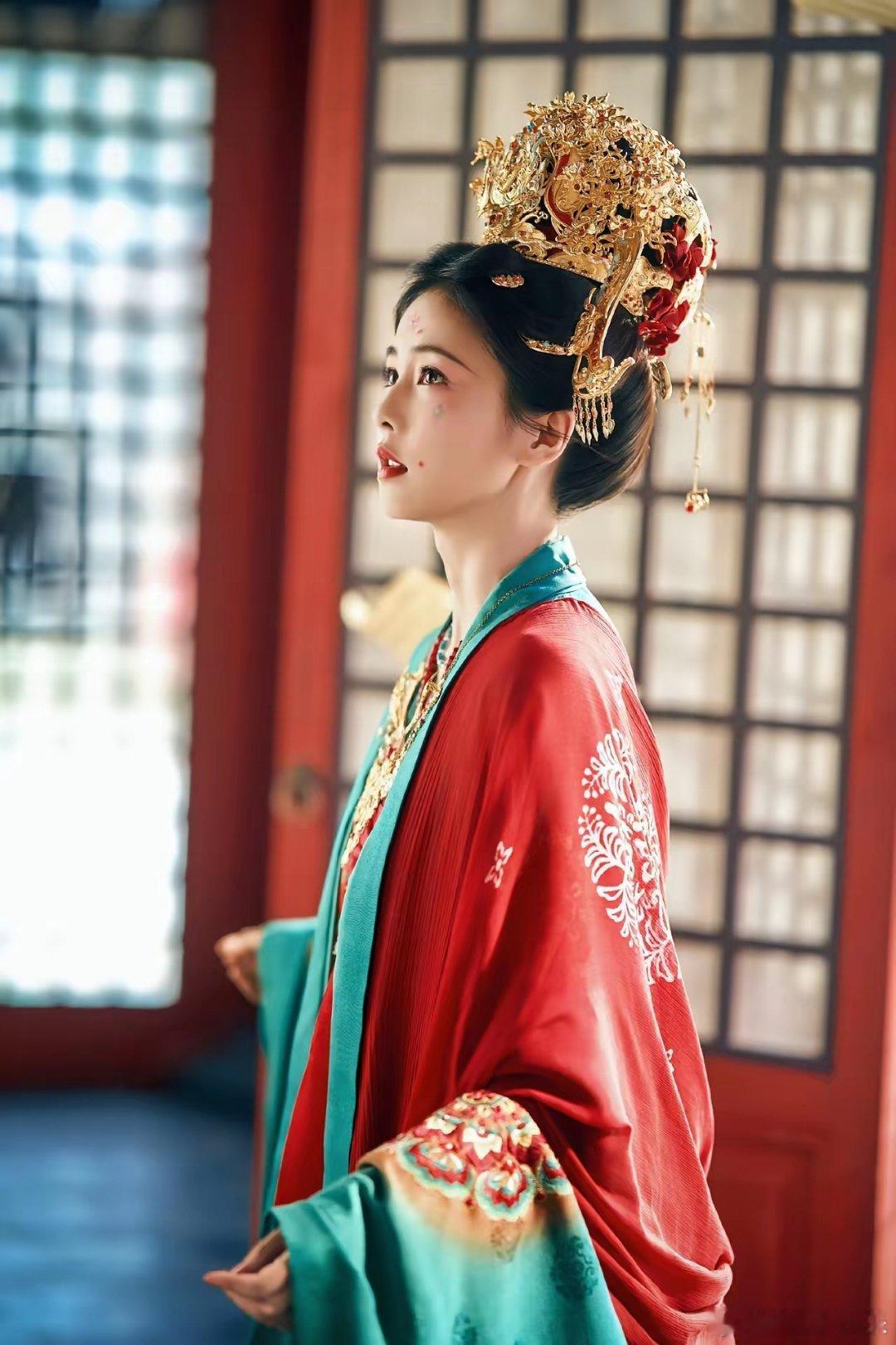 白鹿&《莫离》剧组：是真没招了。杨紫的《家业》被观众吐槽磨皮严重，白鹿的《莫离》
