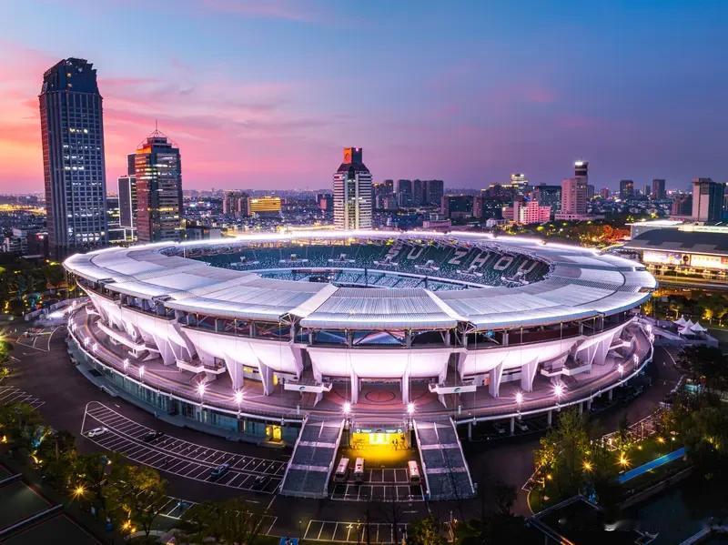 为了免费住酒店的福利去看苏超，这事儿还真值得琢磨。苏超可是江苏省城市足球联赛，最