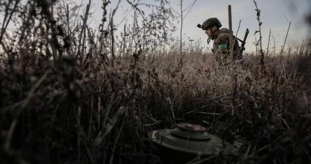 欧洲东部突然炸出大新闻，五个挨着俄罗斯的国家，像是提前约好了一样，齐刷刷按下“退