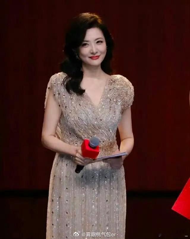 周涛早期春晚主持视频周涛的春晚名场面，从未褪色的东方美。一颦一笑皆是从容，这才是