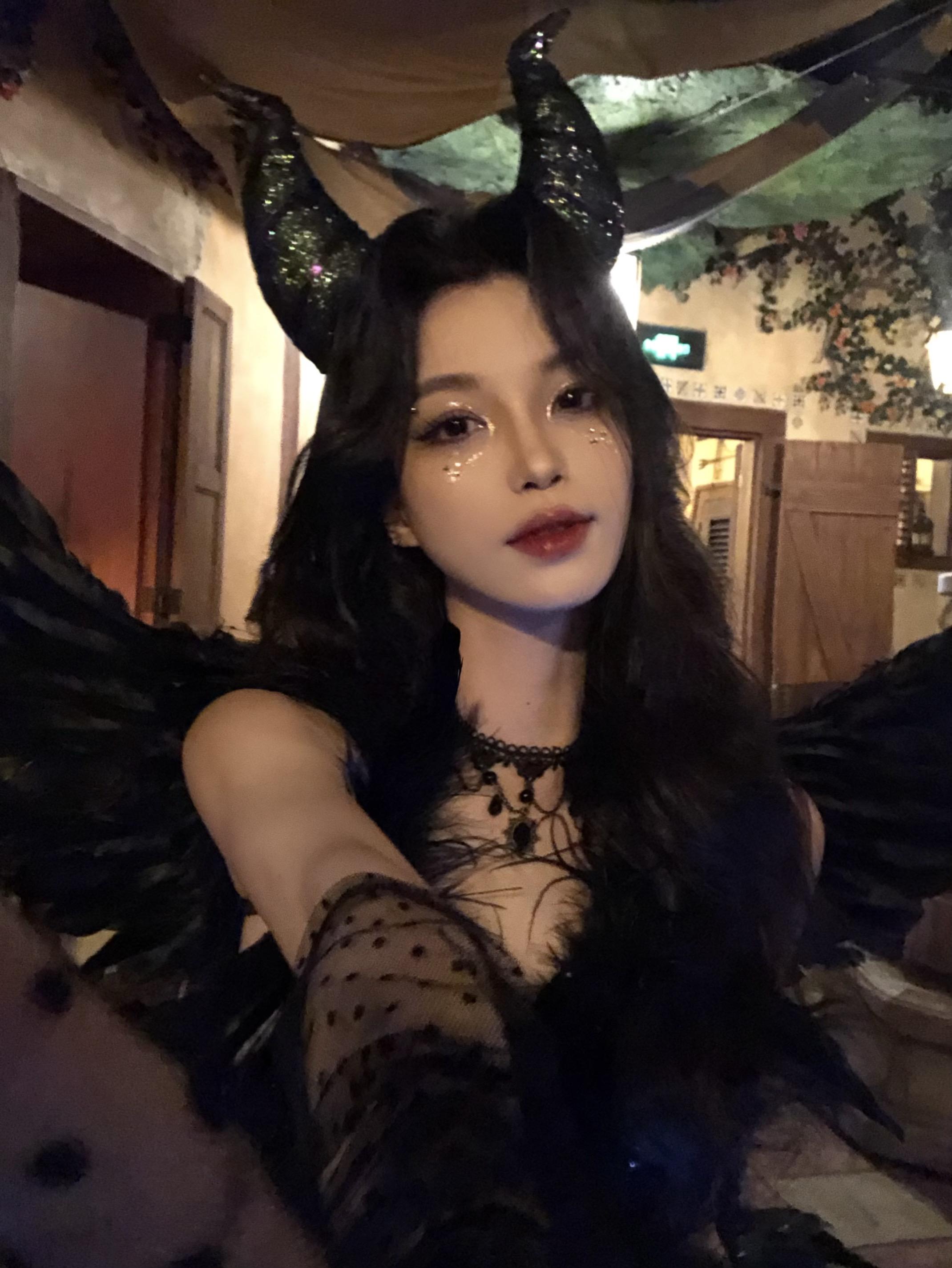 小魔女万圣节cos🪶。在迪士尼回头率爆表了