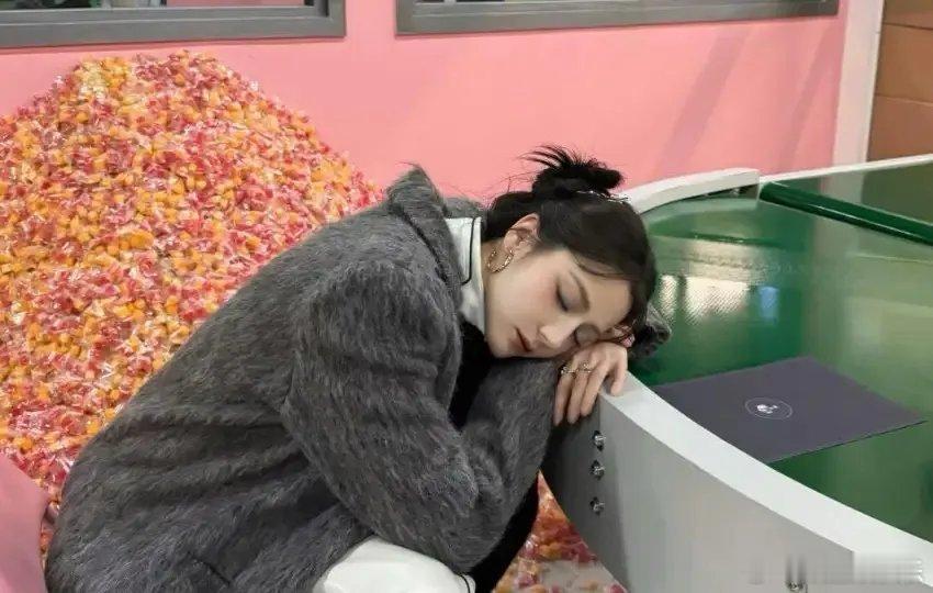 千万不要啊！33岁的迪丽热巴病情加重根据知情人透露，迪丽热巴身体不适已经，持续两