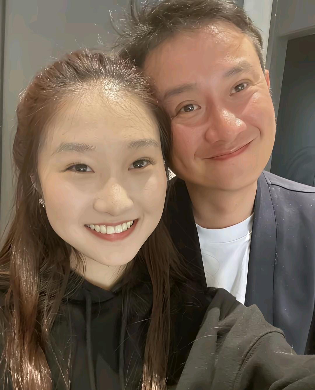 文章和17岁女儿爱马，最近一起拍了一张合影，可以看到他对女儿满脸慈爱，只是