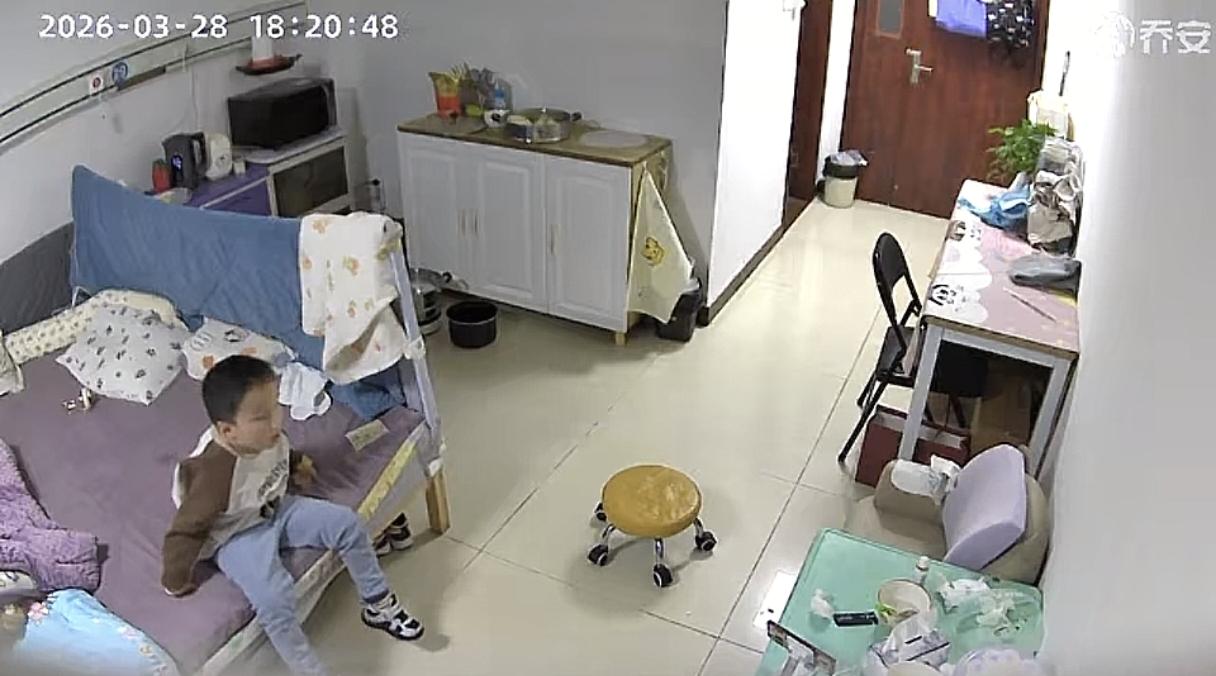 男孩患罕见病，从小瘫痪不会走路，28日晚，妈妈把孩子放床上，自己去端水给孩子洗脸