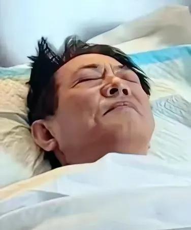 这几天，李连杰病怏怏的，躺在医院病床上这么多天，也没看见他老婆，女儿来探望探望。