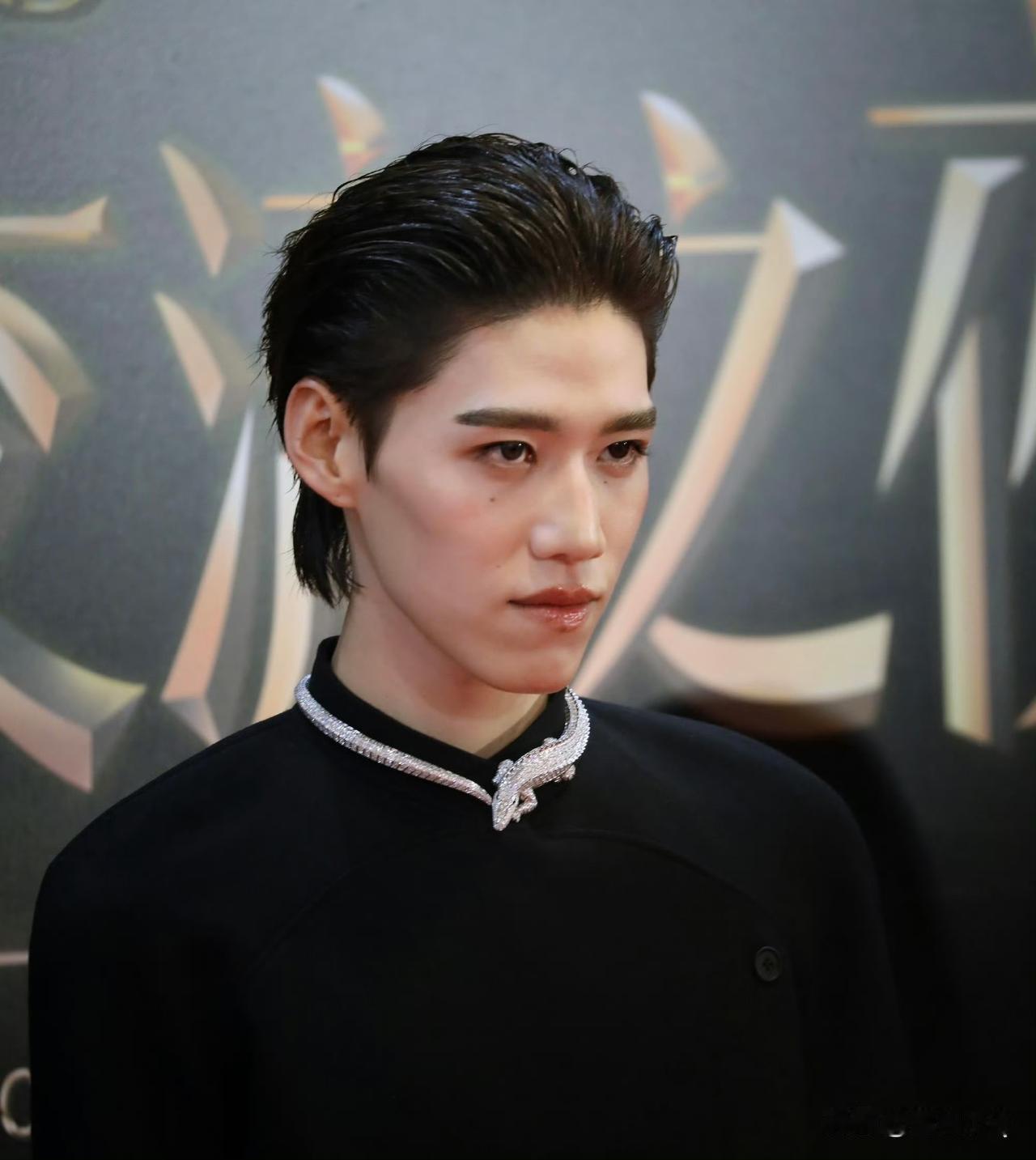男星林祎凯戴的珠宝够霸气，直接缠了带钻鳄鱼在脖子上。古人说缠蛇不好，那缠鳄鱼呢？