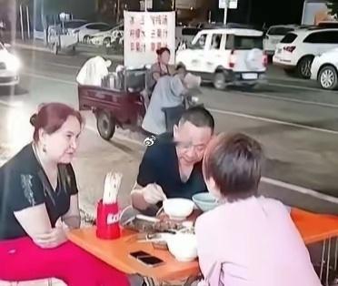 胖东来两夫妻俩真低调，身价上亿了还吃路边摊。