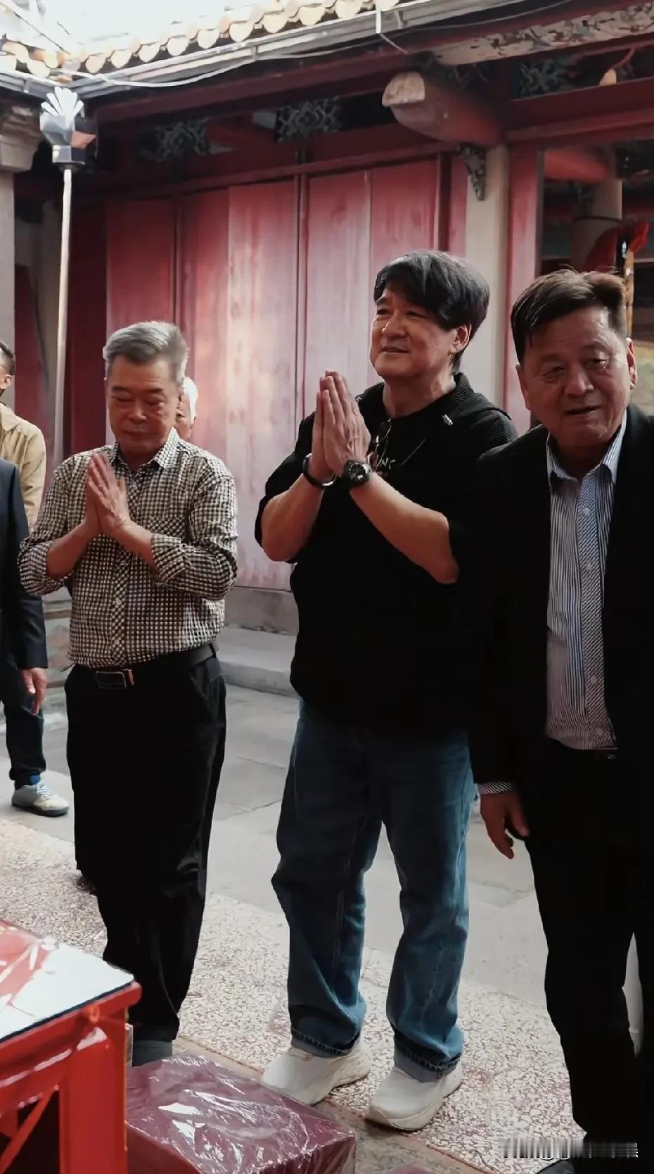 看来找老婆还是不要找欧美的周华健看起来还挺年轻，但是老婆已经很出老了，看上去比