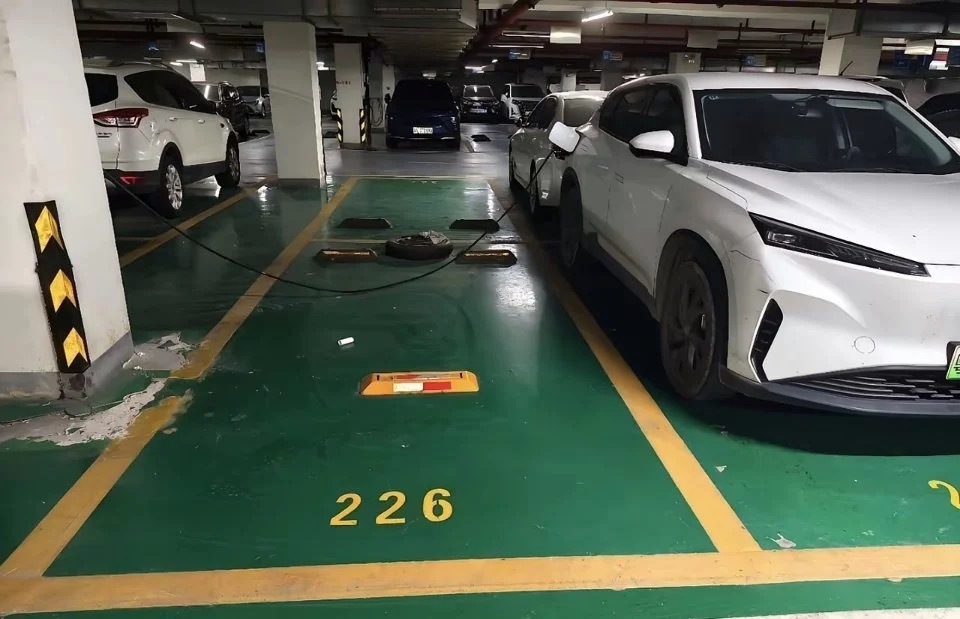 这种充电线很贵吗？多个三四米不就解决了。