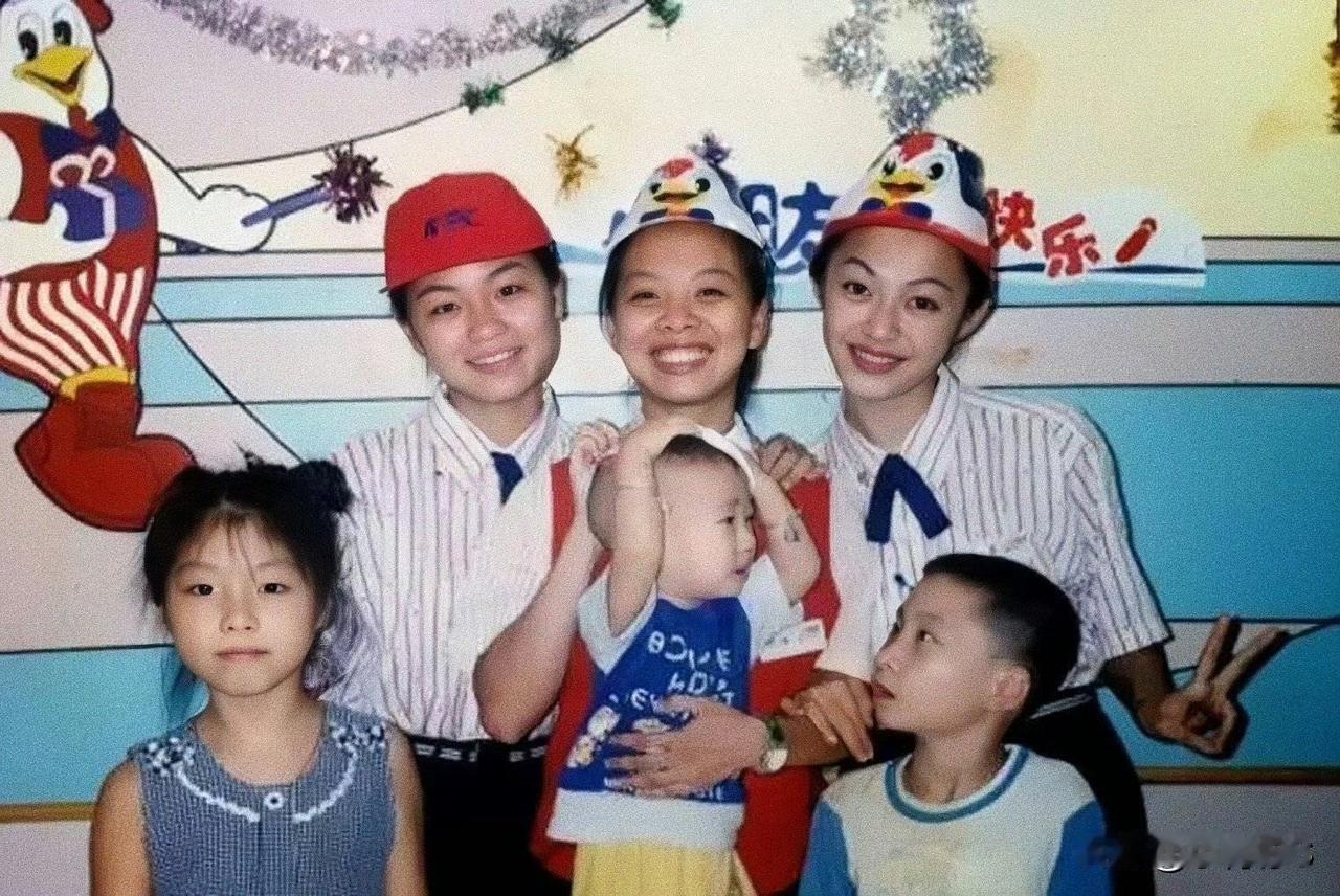 姚晨18岁在肯德基打工时的样子，穿着工作服也难掩姿色，格外出挑。姚晨从小家庭