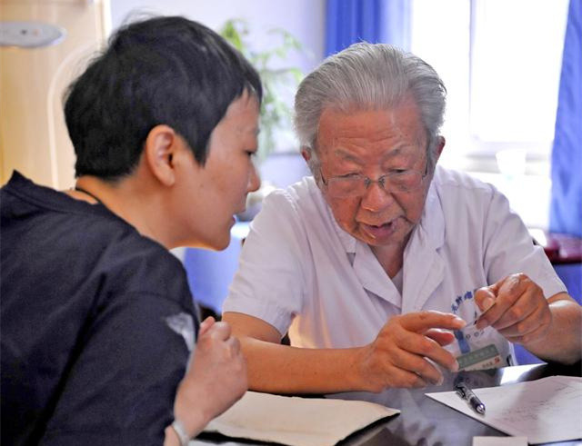 90岁老中医获评中国好医生婉拒领奖: 还有人等我看病