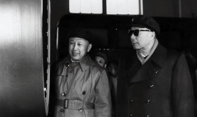 1960年3月的一天，聂荣臻突然将周恩来从会议室叫出来，聂荣臻面如土色地说：“收